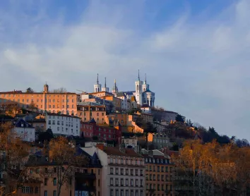 Lyon architecture bâtiments ciel montagne